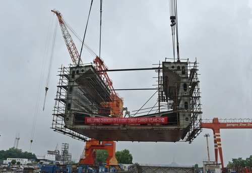 5.650DWT2#上船臺(tái)-壓縮.JPG