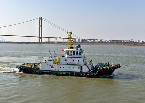 寧波油港輪駁3680kW油電并聯(lián)式混合動力全回轉(zhuǎn)拖船.jpg